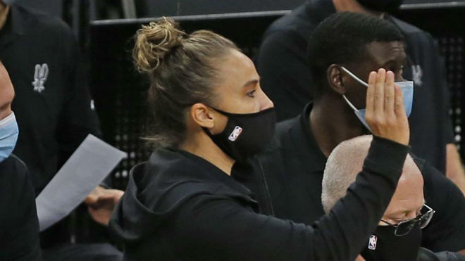 Becky Hammon durante un momento del histrico Spurs vs Lakers.