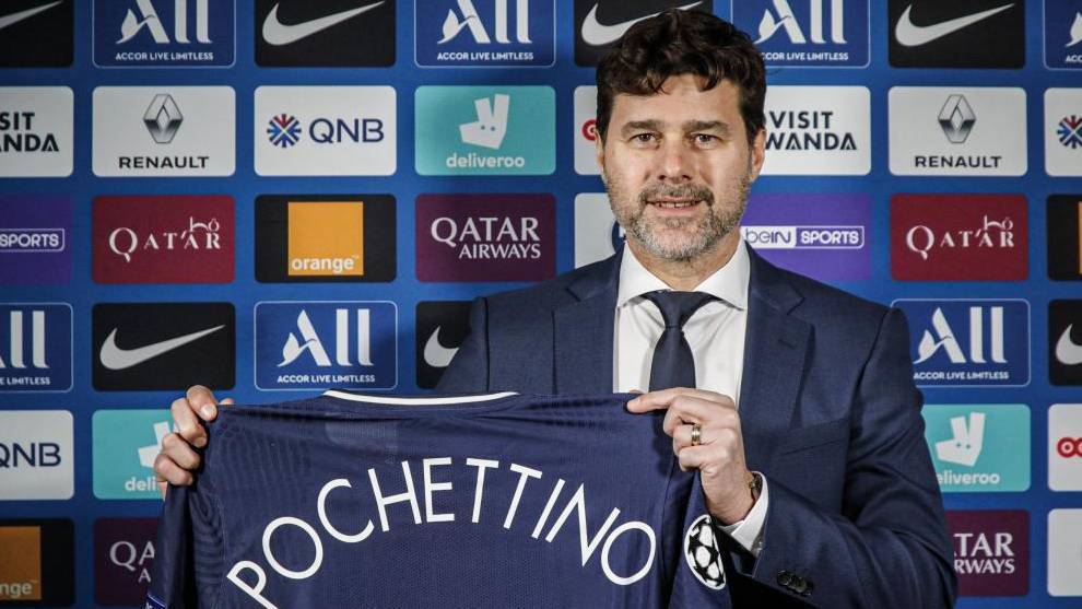 Pochettino posa con una camiseta del PSG con su nombre.
