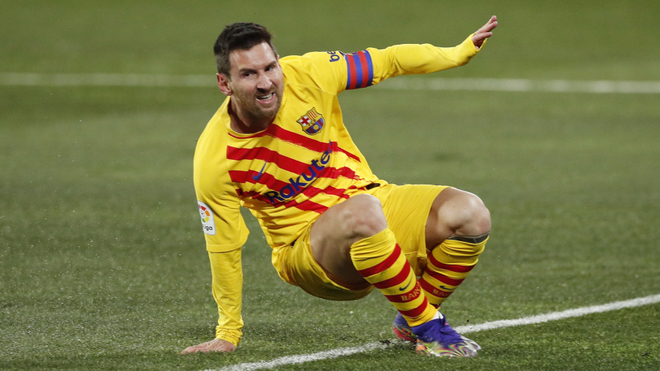 Lionel Messi se lamenta en un duelo del Barcelona.