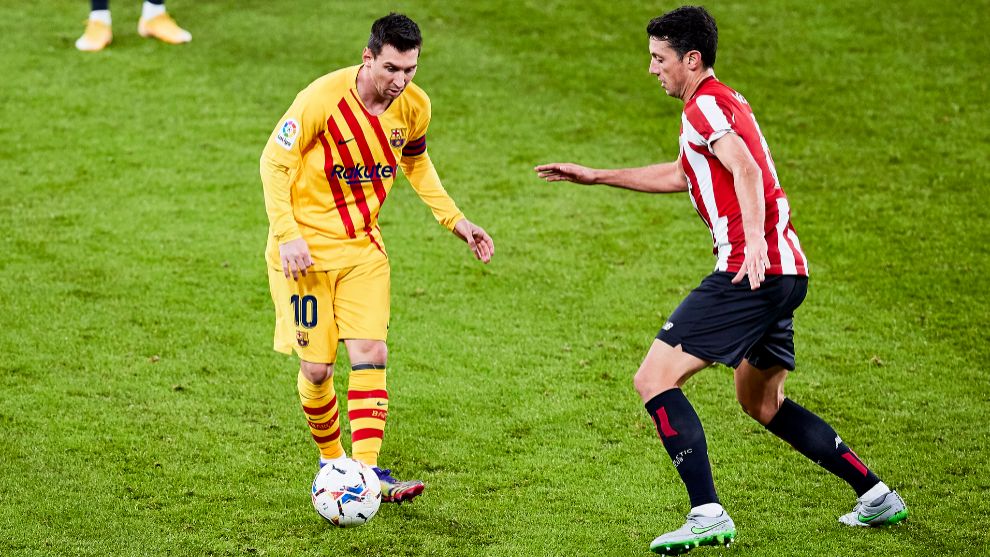 Vesga trata de tapar a Messi en el duelo del mircoles.