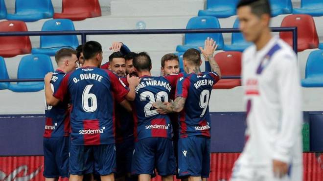 Los jugadores del Levante celebran uno de sus goles ante el Eibar.