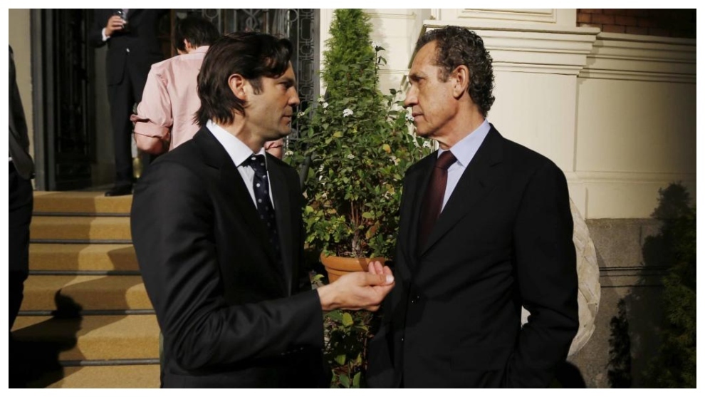 Solari dialoga con Valdano en un acto en el Consulado argentino en Madrid.