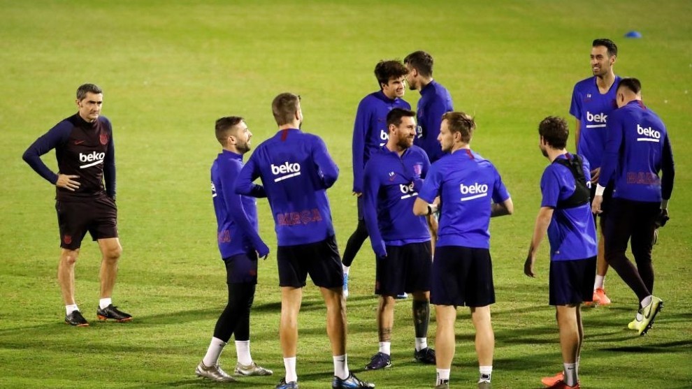 Valverde, junto a varios jugadores, en una imagen de archivo.