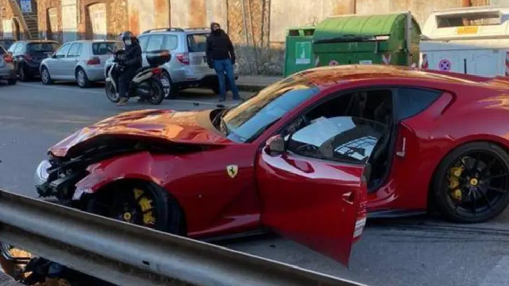 El futbolista Marchetti deja su exclusivo Ferrari en un lavadero de coches... y se lo estrellan!