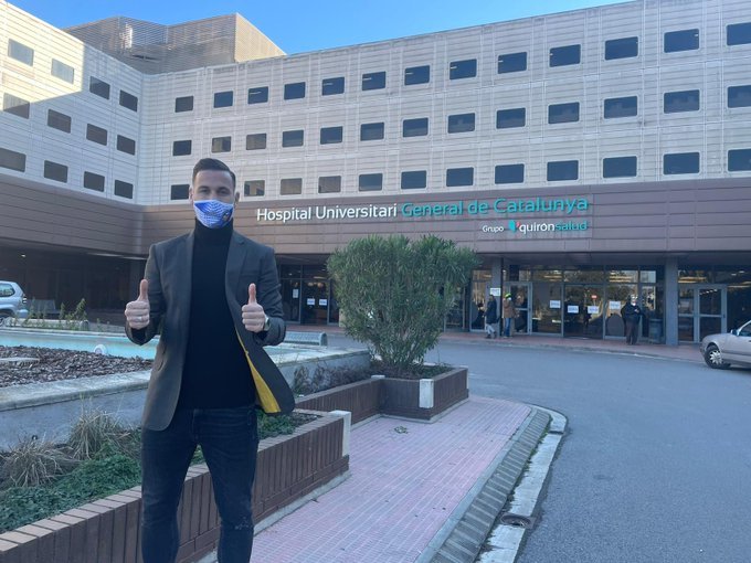 lvaro tras pasar la revisin mdica en el Hospital General de Catalunya