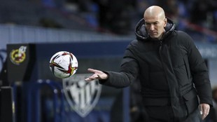 Zinedine Zidane intenta coger un baln durante el partido ante el...