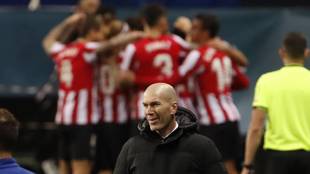 Zidane, en el banquillo, con el Athletic celebrando un gol en La...