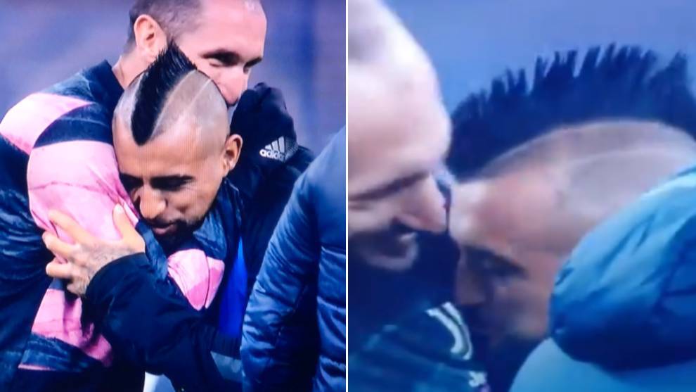 Polémica en Italia: Arturo Vidal se abraza con Chiellini y... ¡besa el escudo de la Juventus!