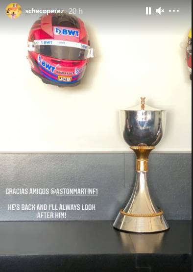 Checo Pérez presume el trofeo de su victoria en Shakir y agradece a Racing Point