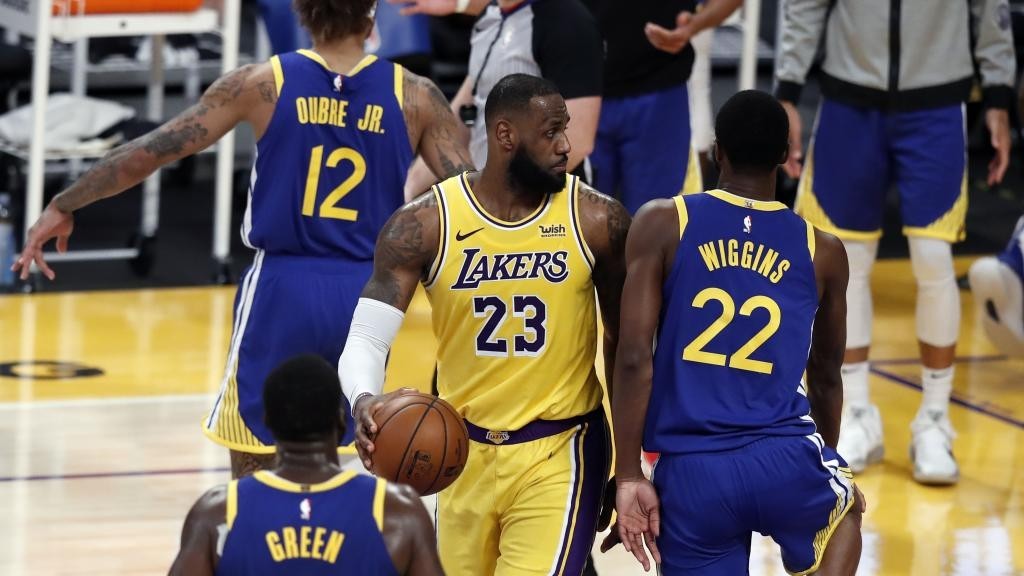 LeBron, rodeado por Oubre, Wiggins y Green, durante el último cuarto del Lakers-Warriors.