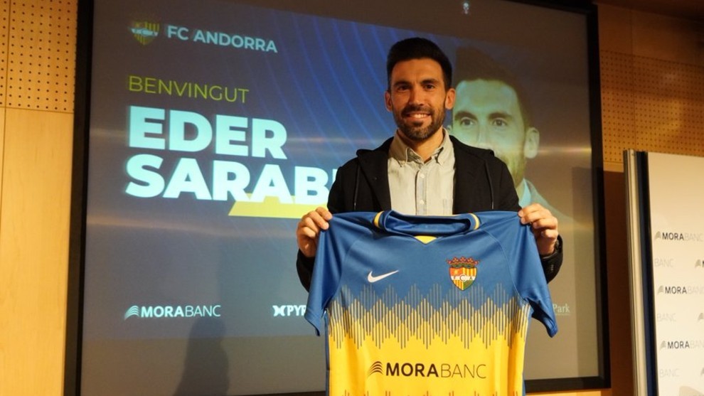 Sarabia posa con la camiseta del Andorra.