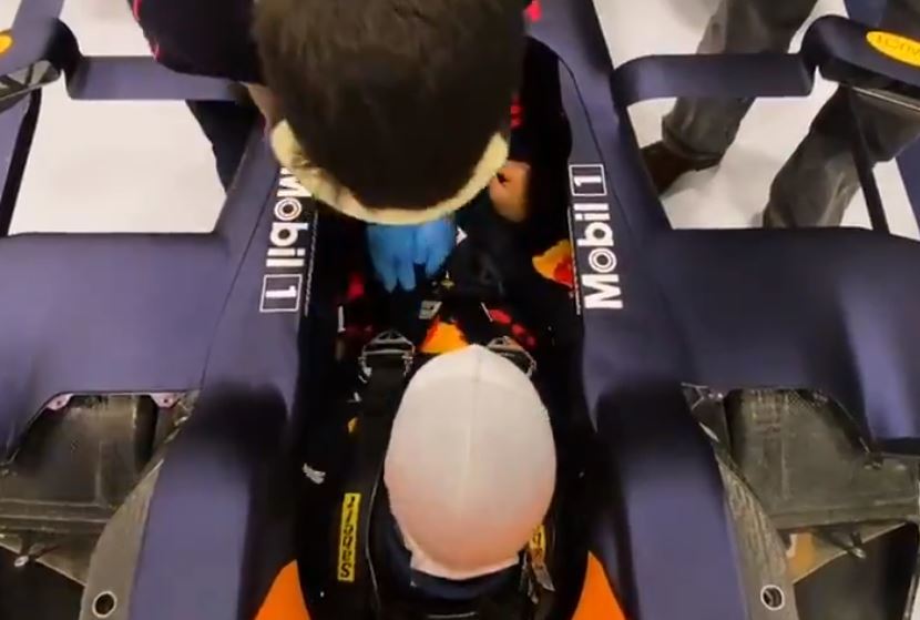 Checo se hace el asiento del Red Bull que pilotar en 2021.