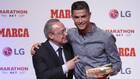 Cristiano Ronaldo abraza a Florentino en el acto de entrega del MARCA...