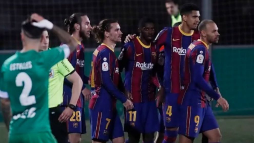 Los jugadores del Barcelona celebran el gol de Dembel