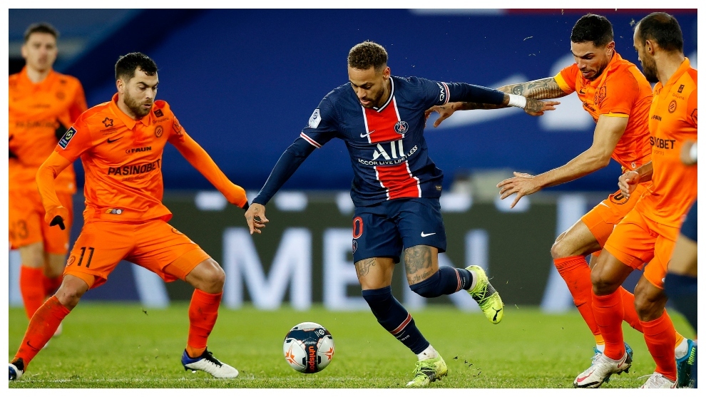 Neymar trata de zafarse de hasta cuatro jugadores del Montpellier.