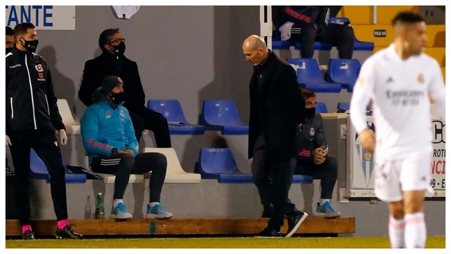 Zidane, cabizbajo, durante el partido ante el Alcoyano.