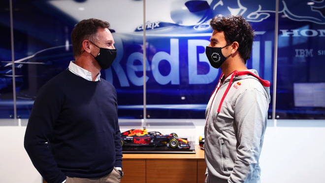 Christian Horner, jefe de Red Bull, junto a Checo Prez.