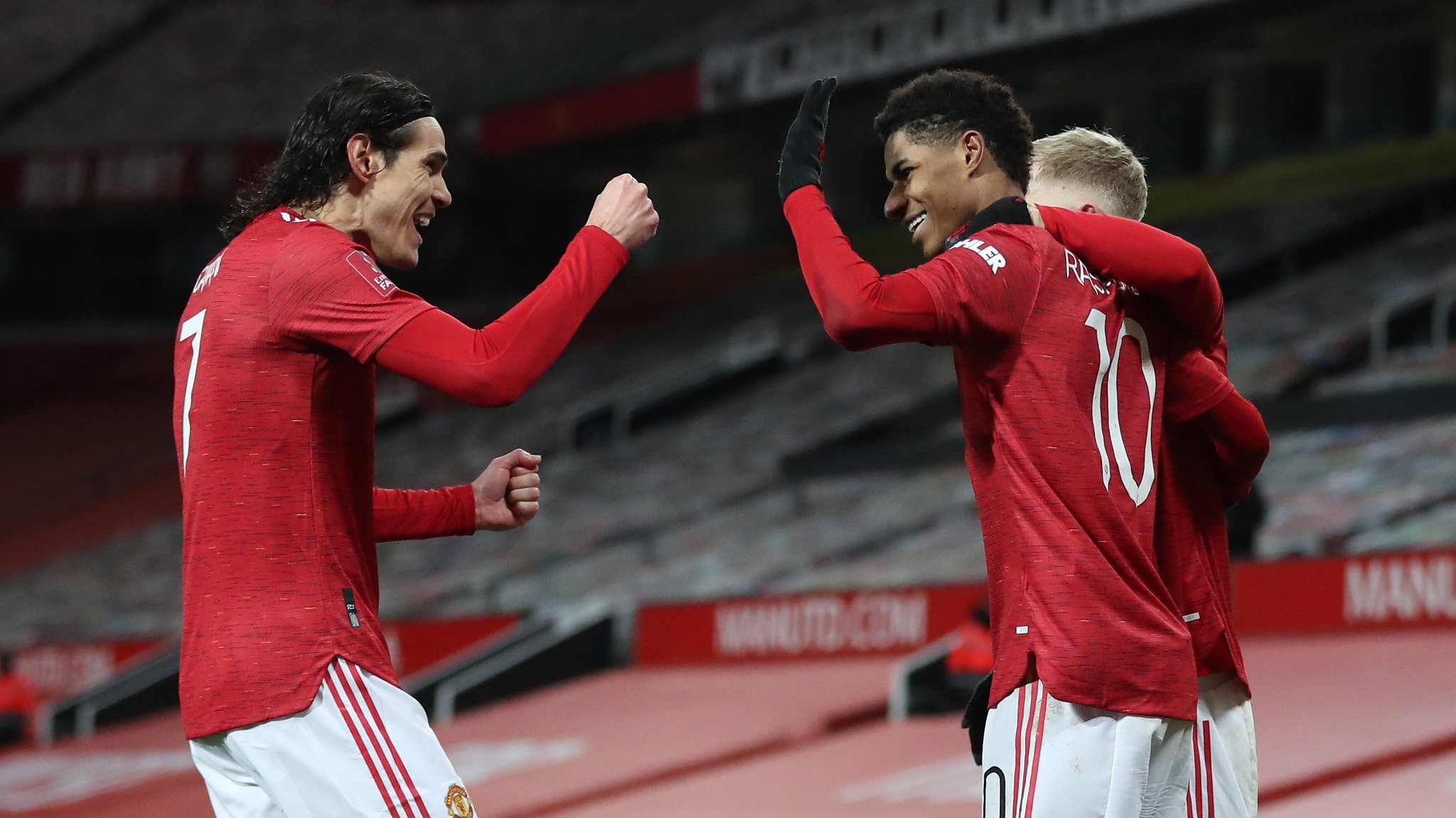 Manchester (United Kingdom), 24/01/2021.- Marcus lt;HIT gt;Rashford lt;/HIT gt; (C) of Manchester United celebrates with teammates after scoring the 2-1 lead during the English FA Cup fourth round soccer match between Manchester United and Liverpool in Manchester, Britain, 24 January 2021. (Reino Unido) EFE/EPA/Martin Rickett / POOL EDITORIAL USE ONLY. No use with unauthorized audio, video, data, fixture lists, club/league logos or 'live' services. Online in-match use limited to 120 images, no video emulation. No use in betting, games or single club/league/player publications