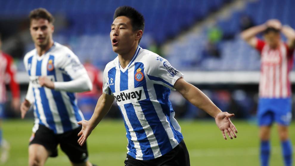 Wu Lei celebra un gol ante el Sporting