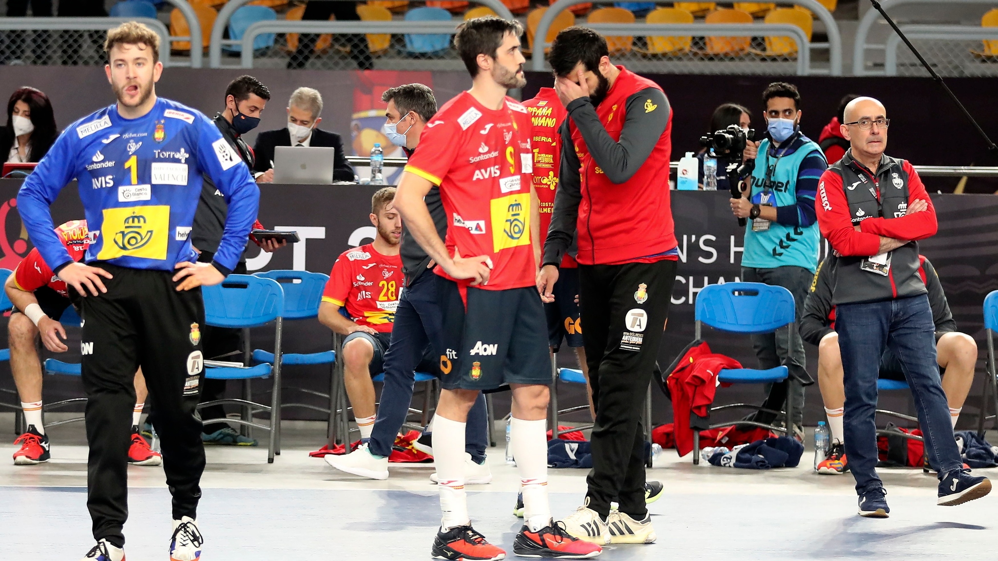 JordiRibera, a la derecha, y sus jugadores tras la semifinal contra Dinamarca /