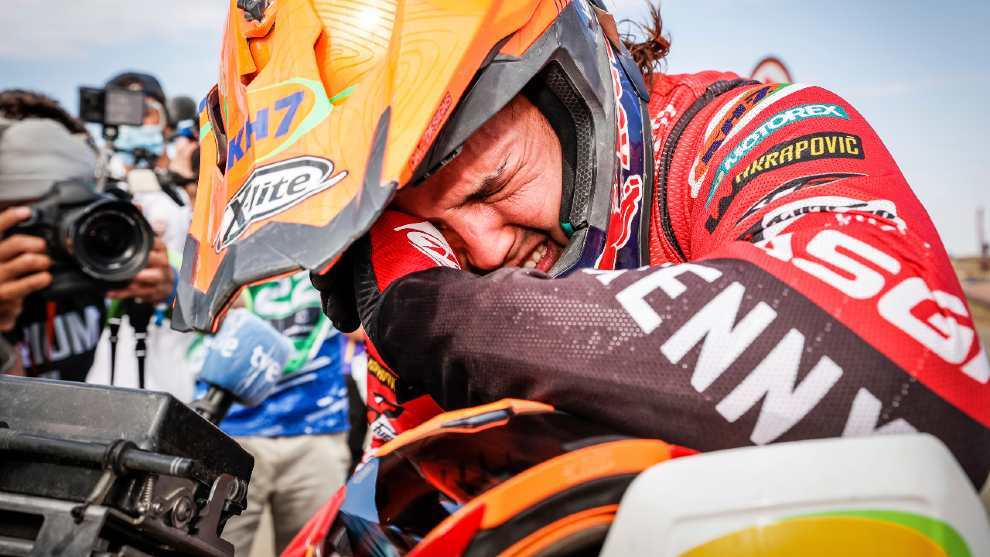 Laia Sanz, llorando al llegar agotada a la ltima etapa del Dakar...