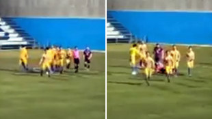 Deleznable agresin por la espalda a un rbitro en un campo de regional andaluza