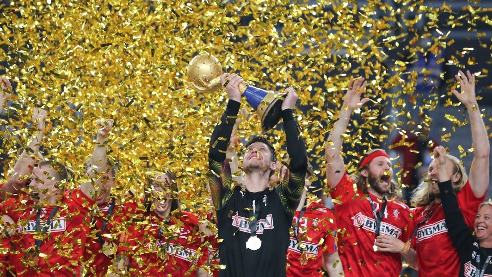 El capitán de Dinamarca, Niklas Landin, levanta el título como campeón del Mundo /