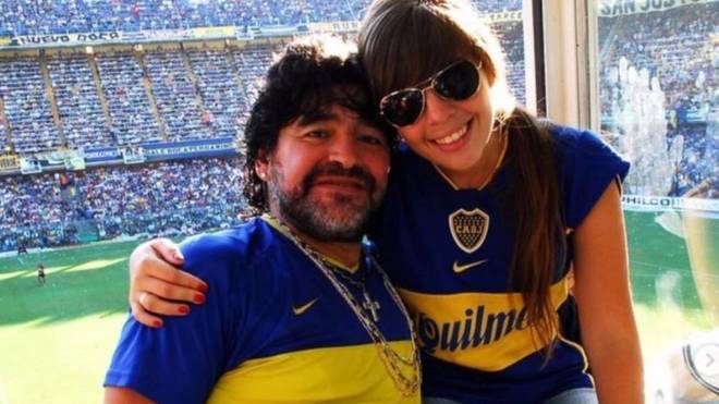 Diego Armando Maradona, junto a su hija Dalma en un partido de Boca...
