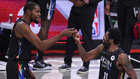 Kevin Durant felicita a Kyrie Irving tras su partido ante los Clippers
