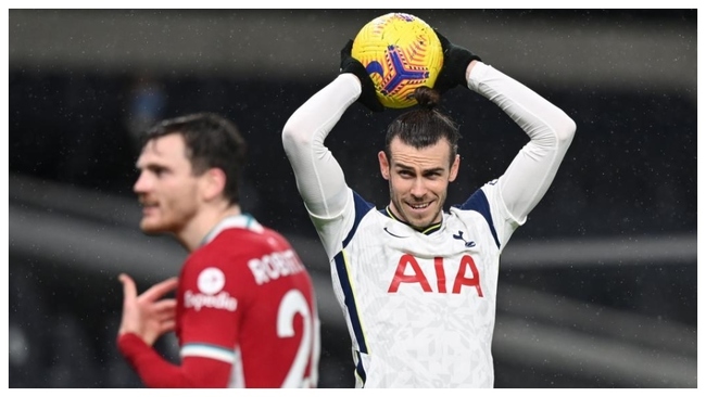 Bale se dispone a sacar de banda durante un partido con el Tottenham.