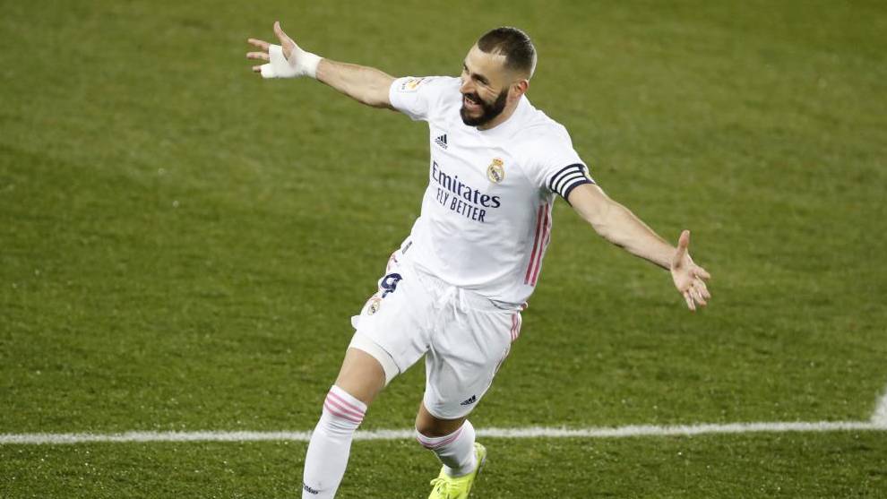 Benzema celebra un gol con el Madrid en la presente Liga.