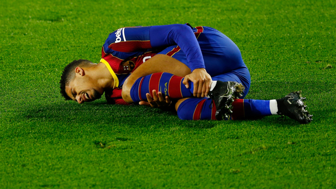 Ronald Araujo lesionado en el duelo entre Betis y Barcelona.
