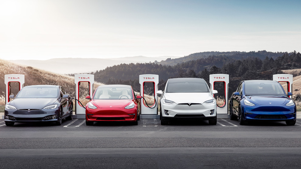 El Model S, el Model 3, el Model X y el Model Y en un supercargador de Tesla.