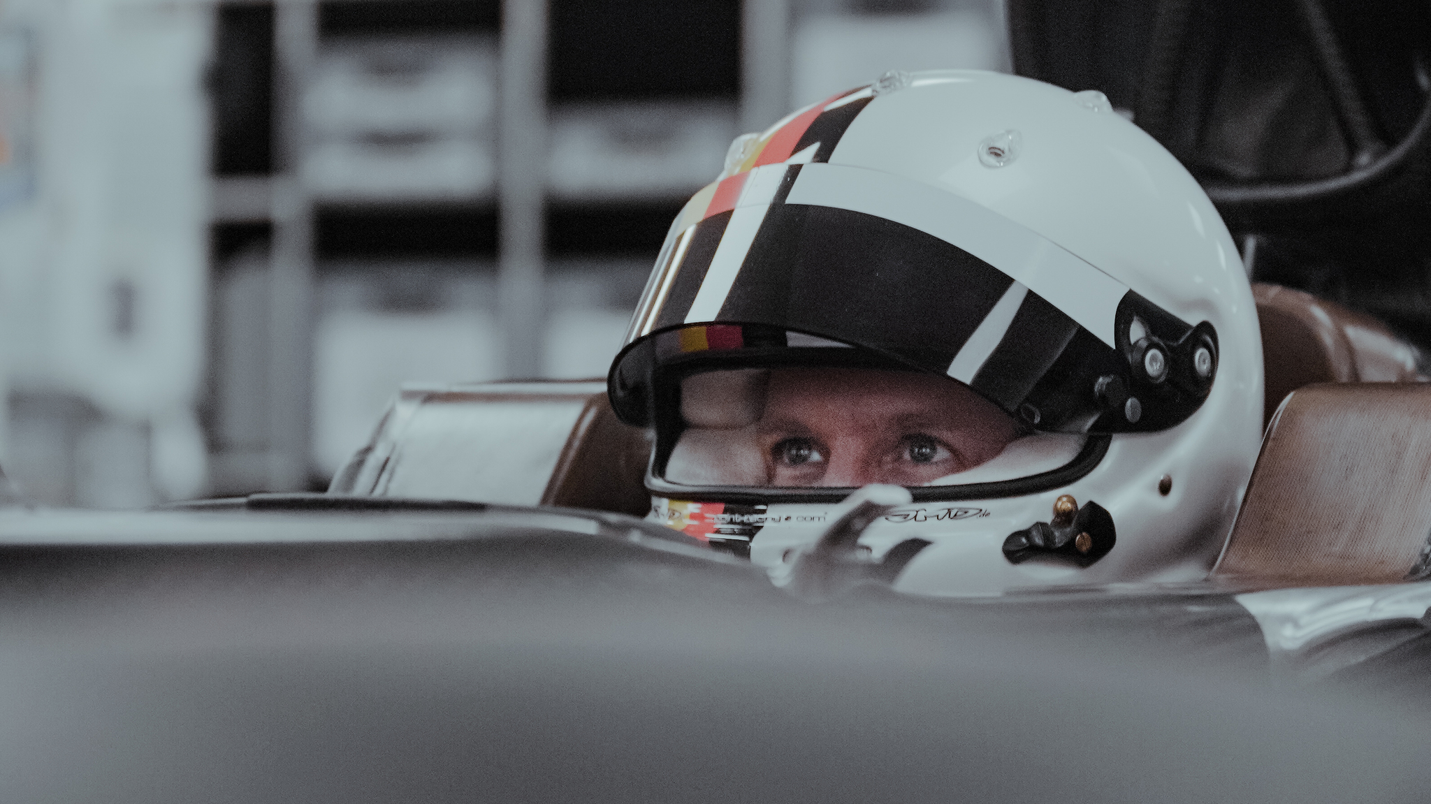 Sebastian Vettel, haciéndose su asiento en Aston Martin.