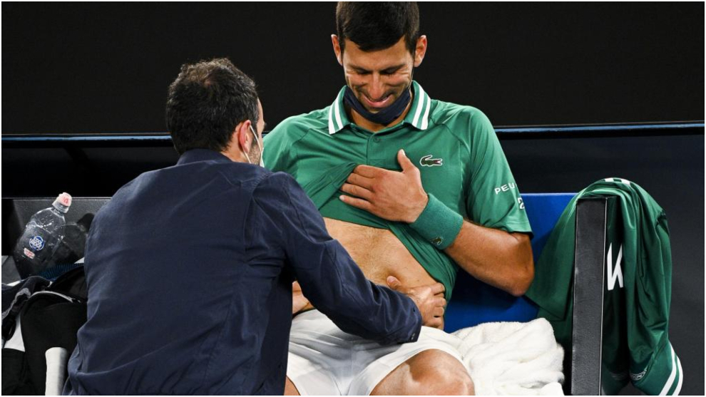 Djokovic es atendido por el médico.