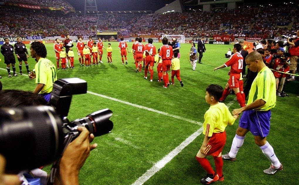 Salida al campo de Brasil y China durante el encuentro que disputaron en la fase de grupos del Mundial en 2002. El actual seleccionador Li Tie de espaldas con el nmero ocho