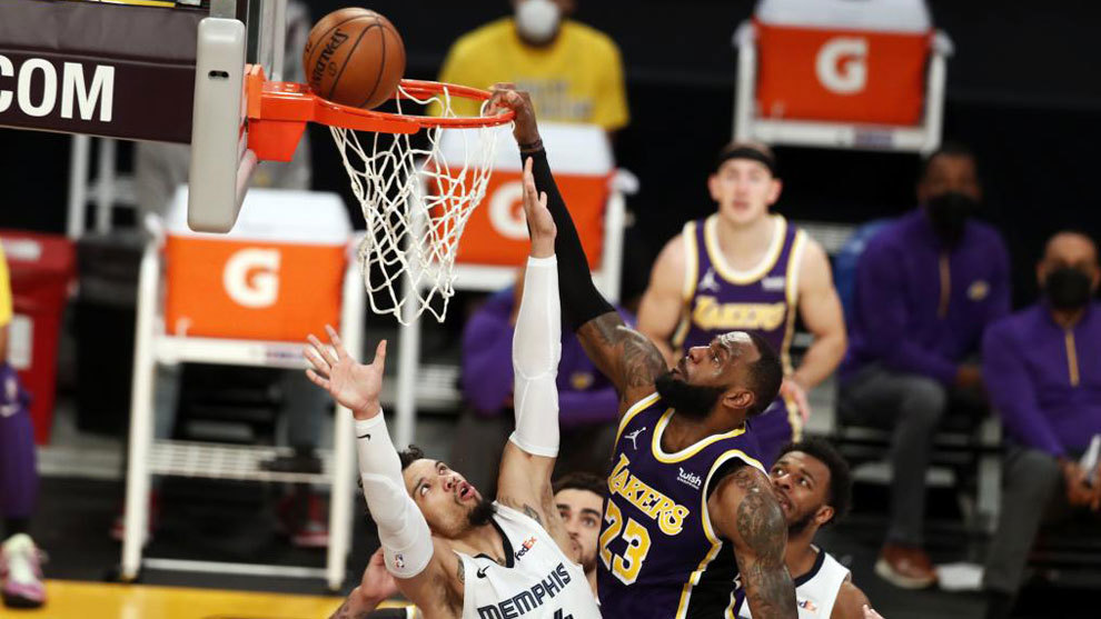 LeBron James, de Los Angeles Lakers, machaca el aro de los Memphis Grizzlies ante Dillon Brooks