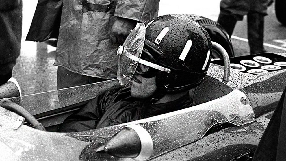 Graham Hill, con el Turbo Visor anclado a su casco.
