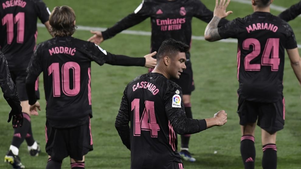 Los jugadores del Real Madrid después de qeue Casemiro marcara el gol del triunfo ante el Valladolid.