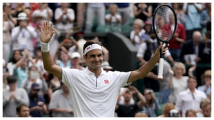 Roger Federer celebra una victoria en Wimbledon 2019.