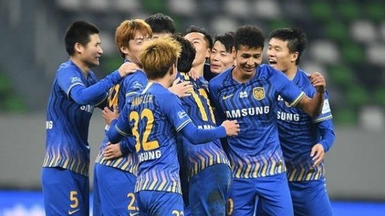 Los jugadores del Jiangsu FC celebran un gol.