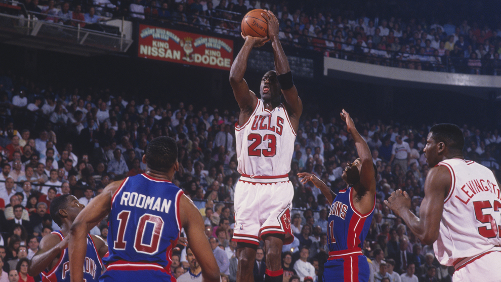 Michael Jordan lanza ante la presencia de Joe Dumars