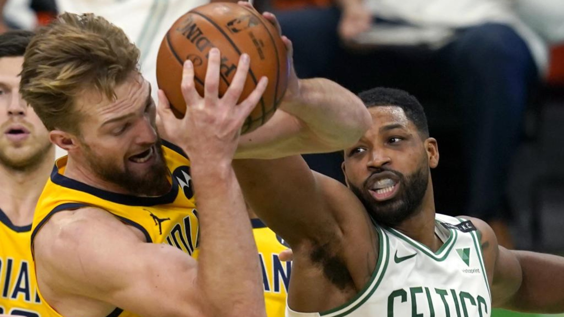 Domantas Sabonis protege el balón delante de Tristan Thompson en un Pacers-Celtics.
