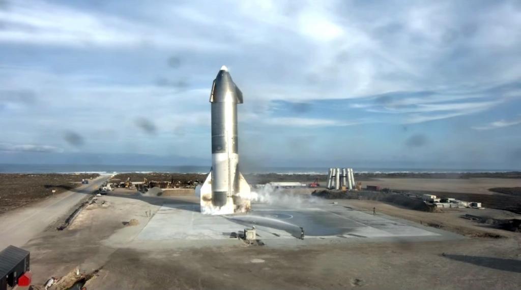 El prototipo Starship de SpaceX aterrizó con éxito tras un ascenso de 10 kilómetros pero acabó estallando poco después de posarse /