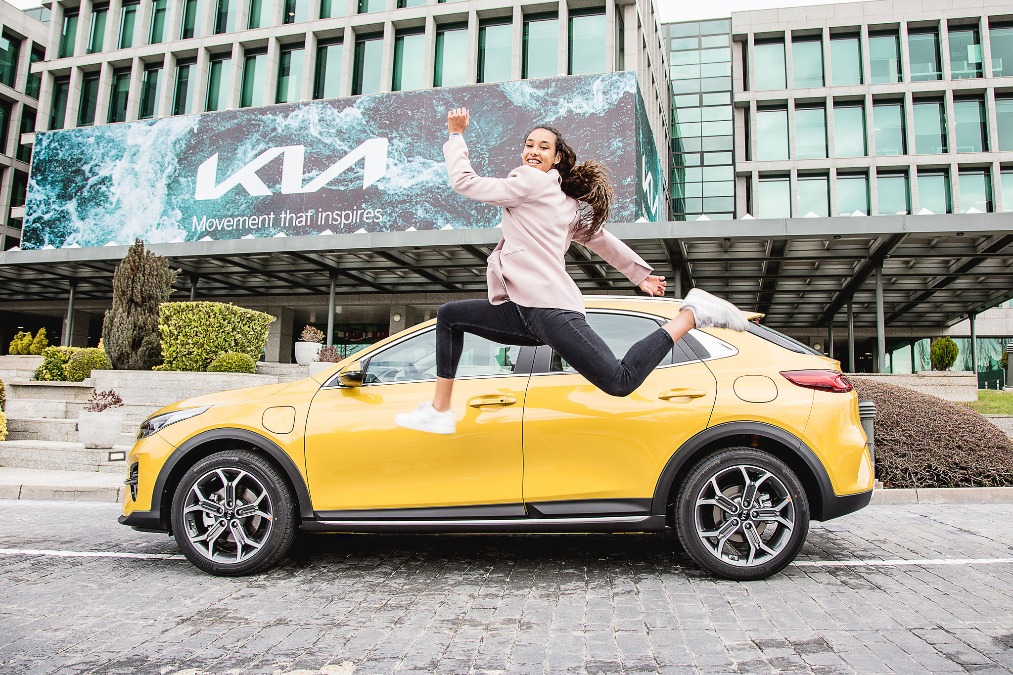 La heptatleta Mara Vicente, nueva embajadora de la marca Kia, junto con el nuevo Kia XCeed Hbrido enchufable.