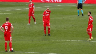 Los jugadores del Sevilla sacan de centro en el Martnez Valero.