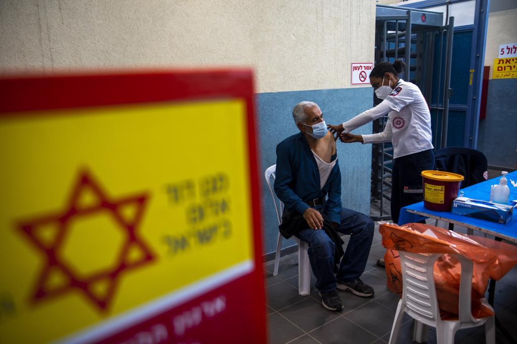 Un trabajador palestino es vacunado en un centro israel. No hay acuerdo sobre la entrega de vacunas a la autridad palestina, pero s se ha llegado al menos para la vacunacin de trabajadores en Israel