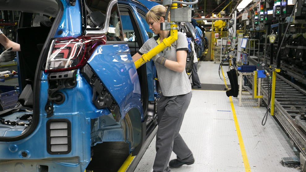 Una empleada trabaja en la cadena de montaje de Opel Figueruelas.