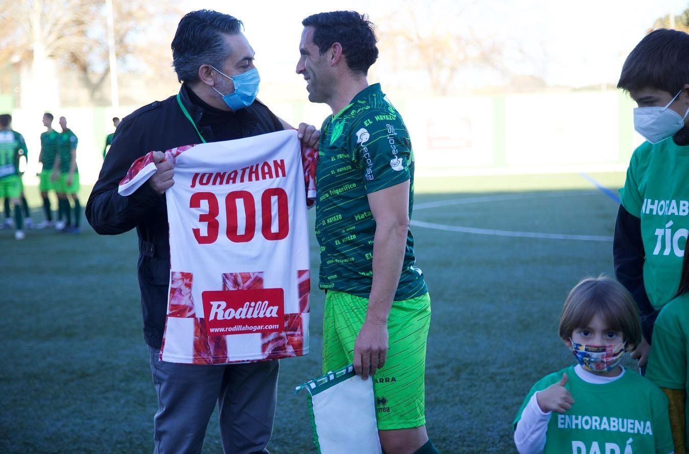 Jonathan es homenajeado en el Municipal de Guijuelo por sus 300 partidos con el club.