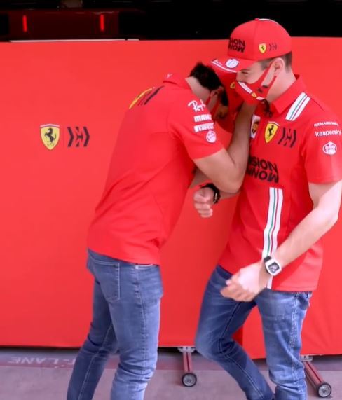 Sainz se parte de risa con Leclerc.